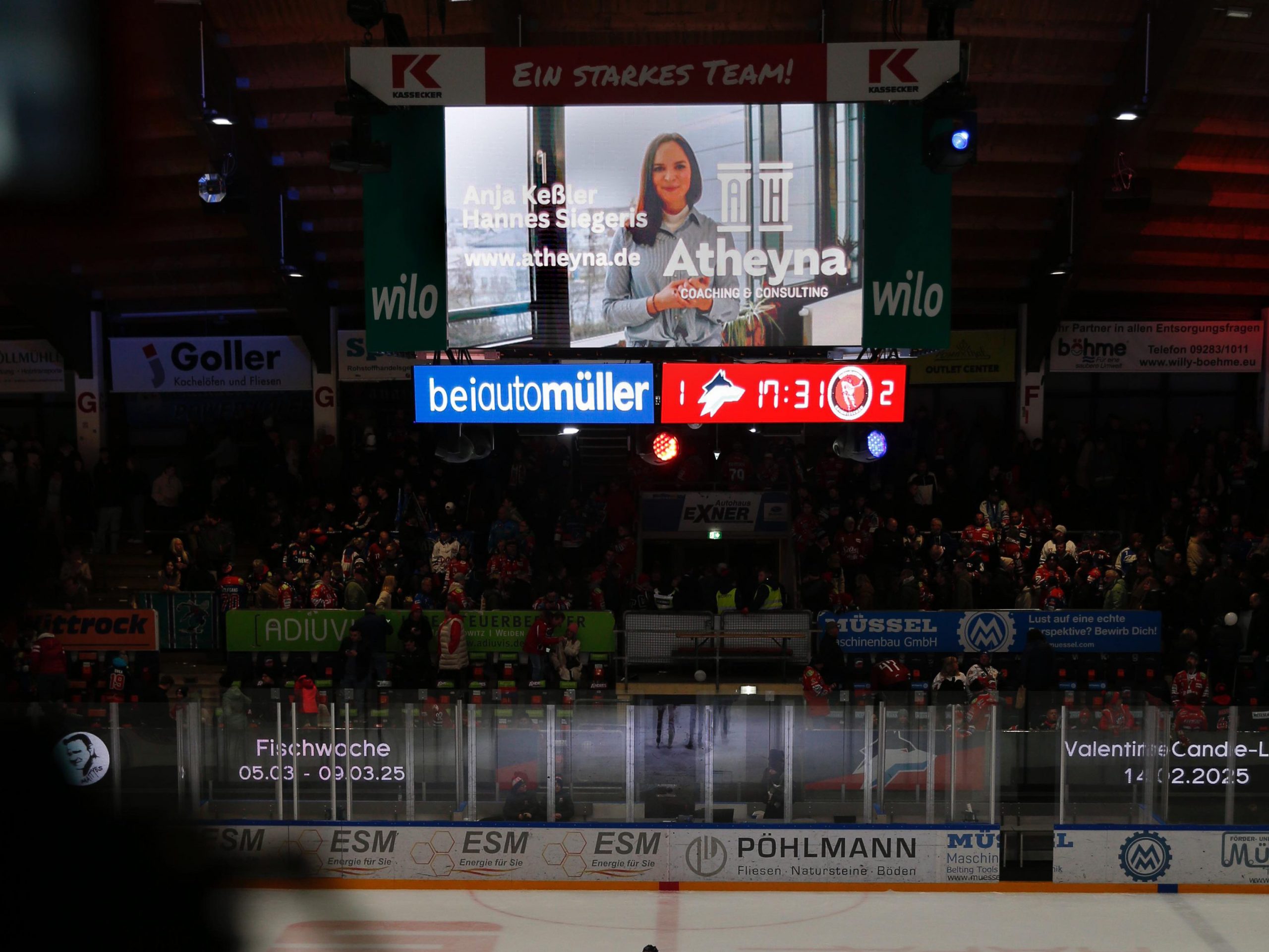 selber Wölfe Atheyna Werbung bei einem Eishockeyspiel. Die Werbung wurde von uns erger media gemacht 