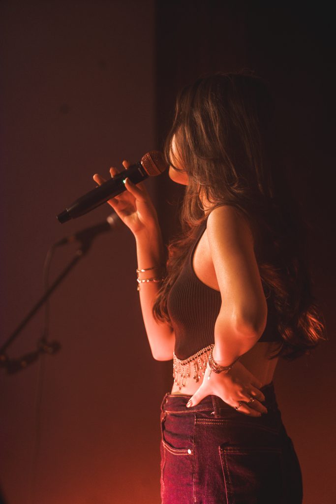 Sängerin auf der Bühne, bild aus einem eventvideo von erger media selb