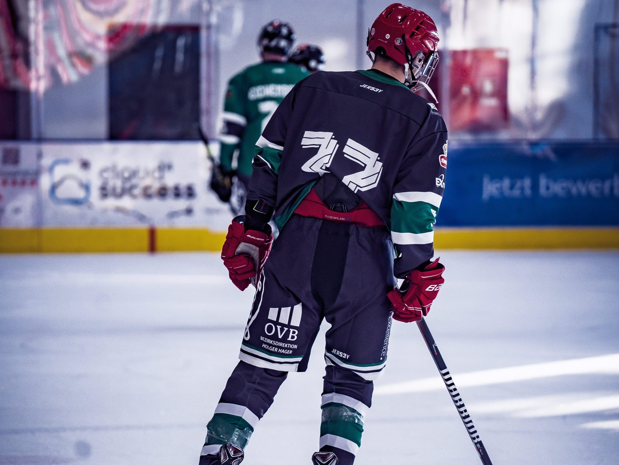 Es zeigt ein Bild bei unserem Projekt wo in Eishockeyspieler aus selb zu sehen ist von den Fichtelhills. dieses bild wurde gemacht von erger media