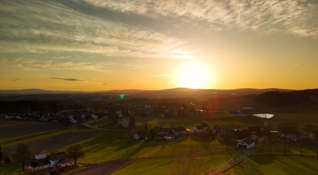 2. Leistung 1: Videoproduktion Videoproduktion für Unternehmen Wir erstellen beeindruckende Videos, die deine Marke stärken und deine Zielgruppe begeistern. Egal ob Imagefilm, Produktvideo oder Werbespot, wir setzen deine Vision professionell um. Mit modernster Technik und kreativen Ideen fangen wir den Charakter deiner Marke ein. Wichtige Details: Professionelle Kameraarbeit und Schnitt. Videos, die deine Marke ins richtige Licht setzen. 360°-Videos, Timelapse, Drohnenaufnahmen nach Wunsch.